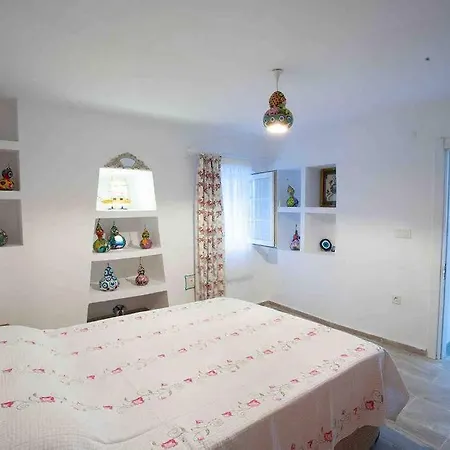 Holiday home Butik Mor Salkim Evleri